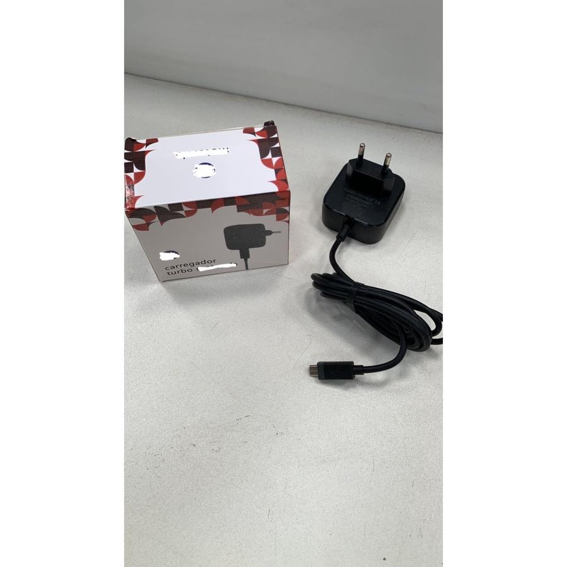 Carregador Turbo V8 com Conector Micro USB para Dispositivos Portáteis